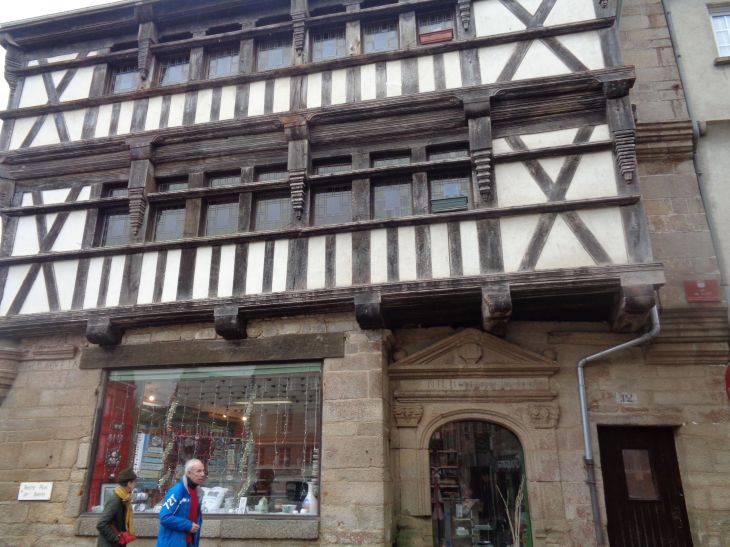 Quintin place 1830 maison en bois no 12 jan24