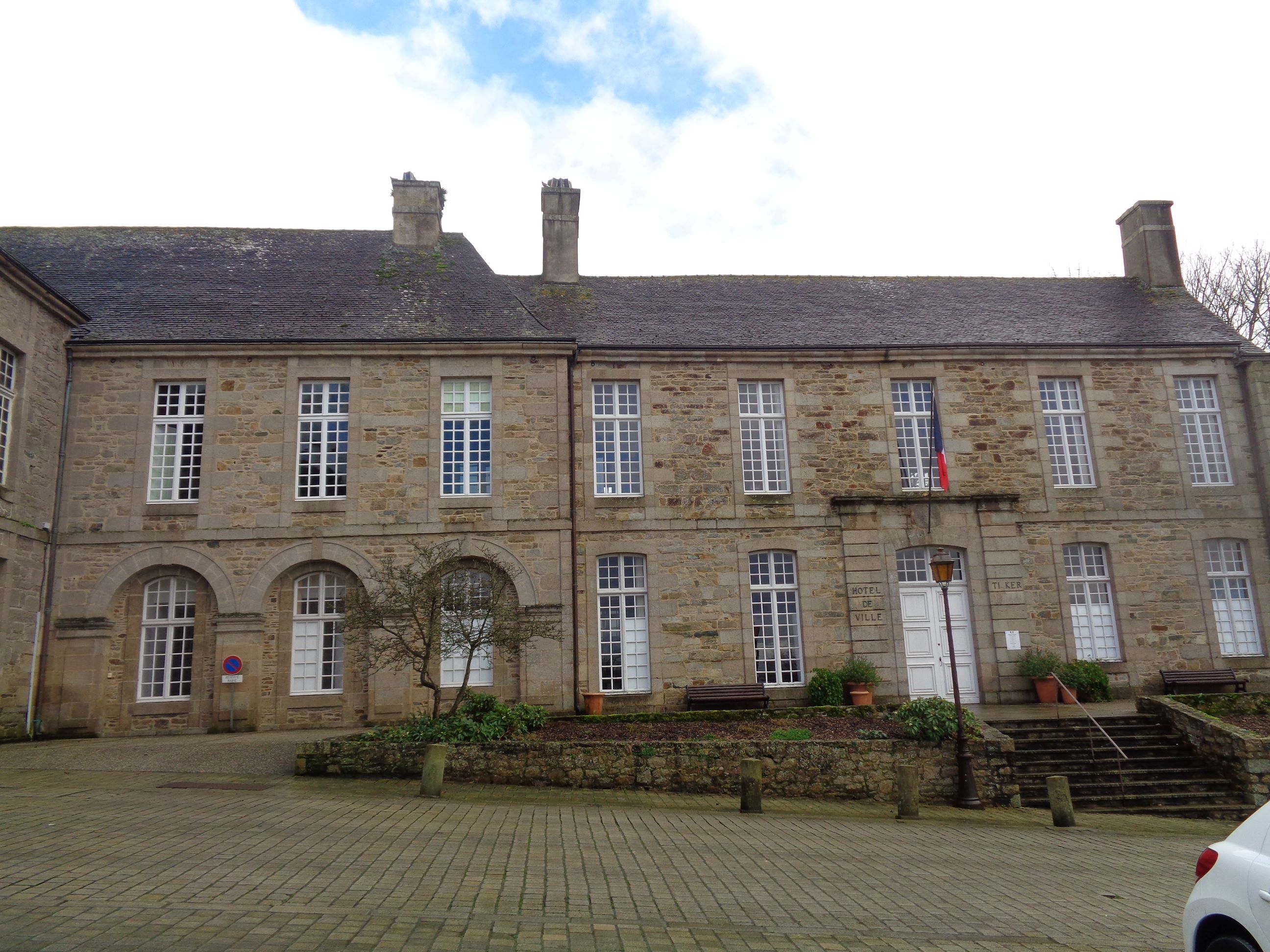 Treguier hotel de ville front jan24