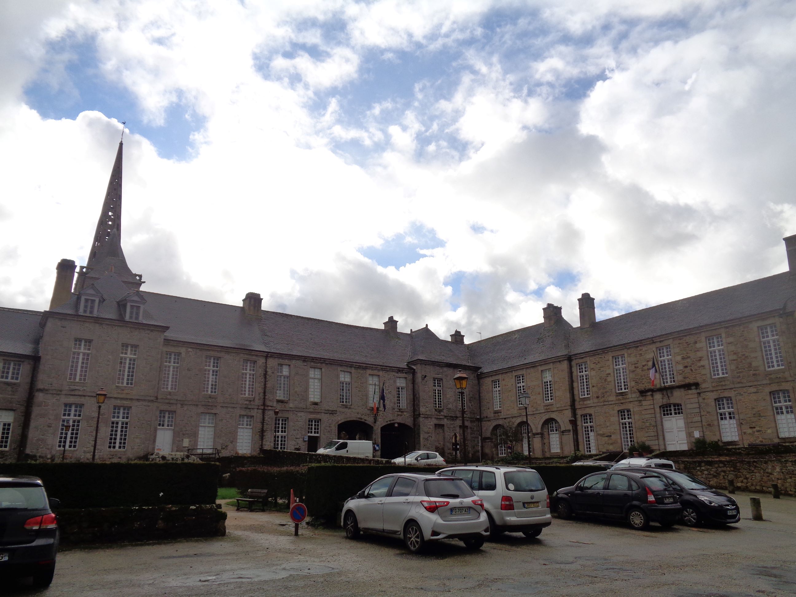 Treguier mediatheque et hotel de ville rue st pierre jan24