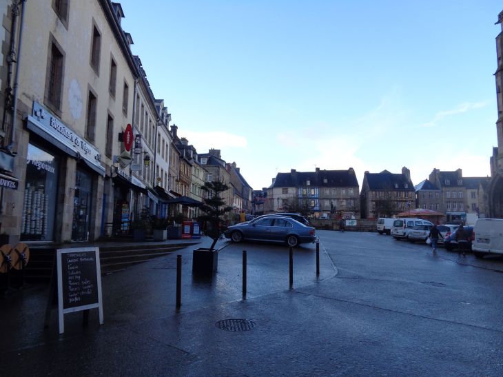 Treguier place du Martray jan24