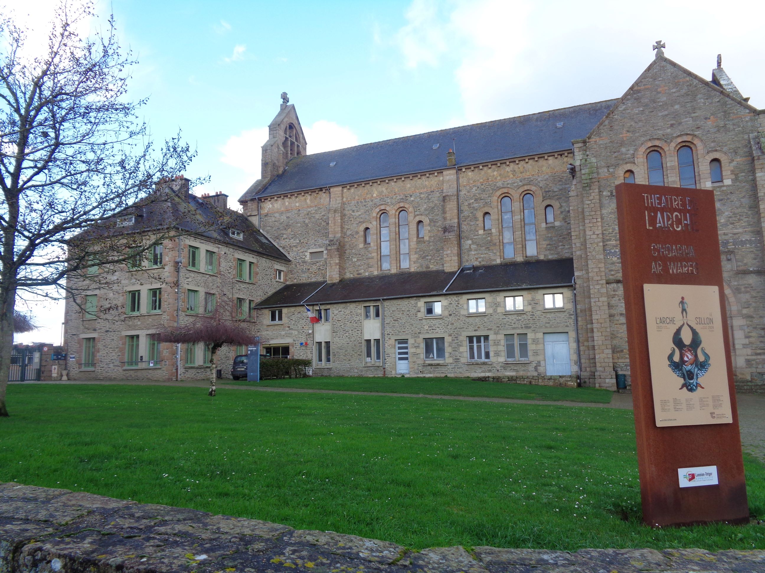 Treguier Theatre de l'Arche side jan24
