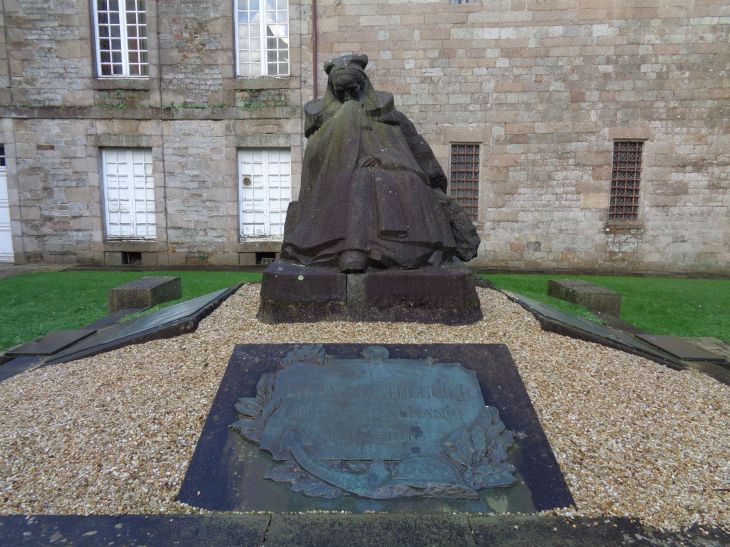 Treguier war memorial la douleur behind cathedral jan24