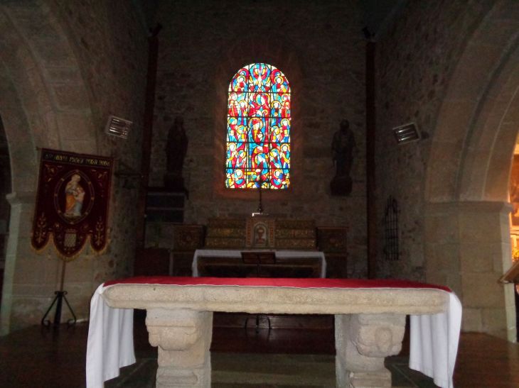 Caulnes Ch Saint-Pierre et Saint Paul altar feb24