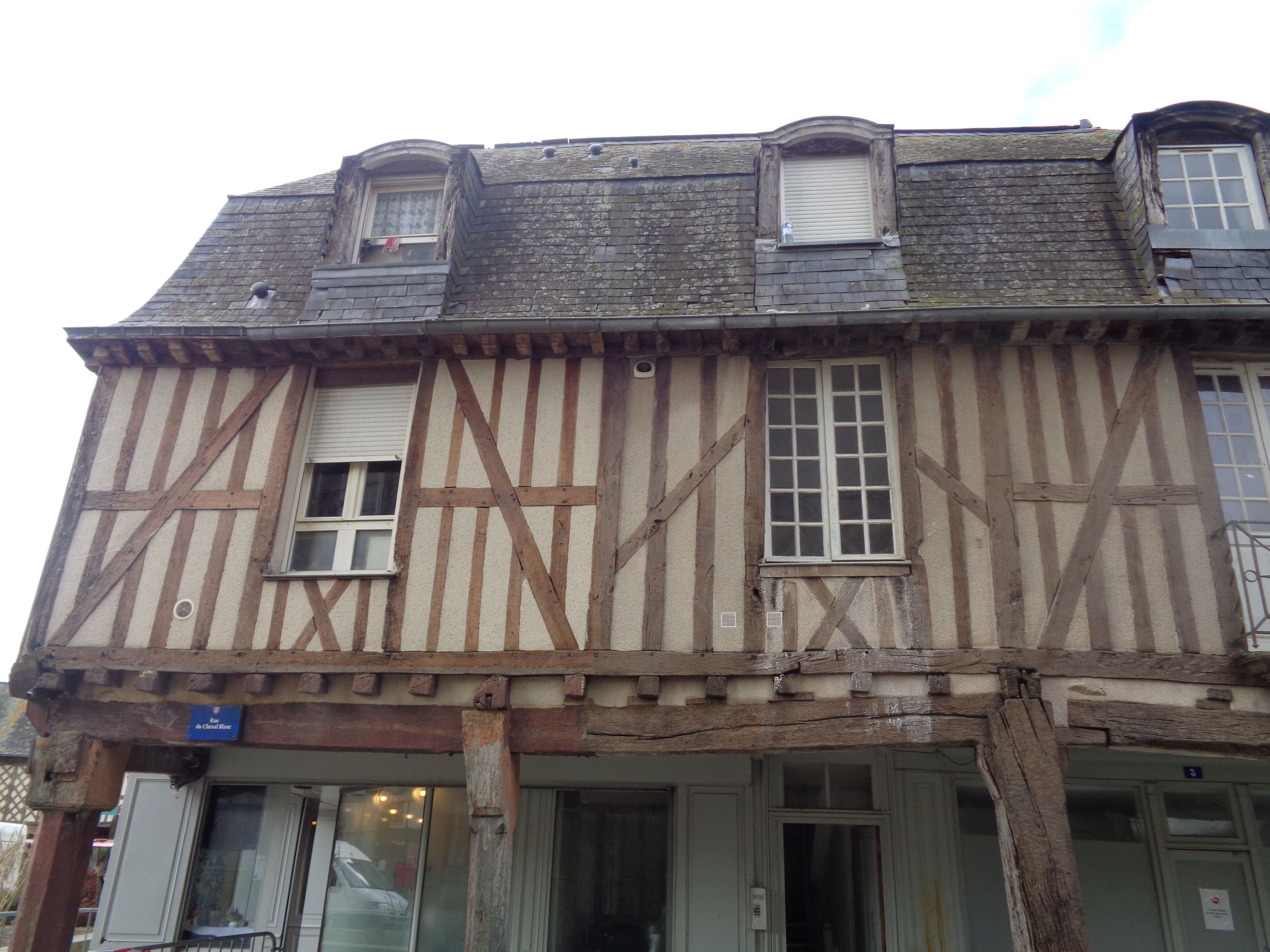 La Guerche de Bretagne rue du Cheval Blanc no 3-4 bois 16C feb24