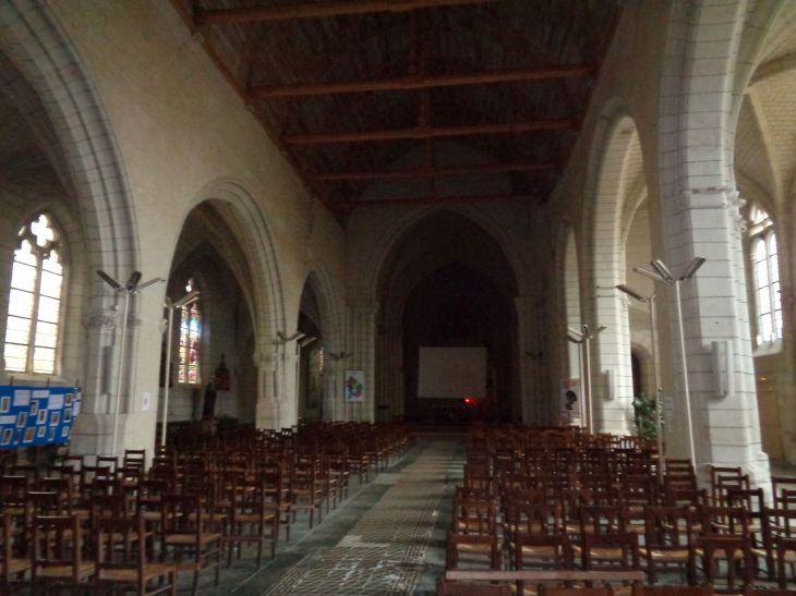 Loudun ch St Pierre nave to altar feb22
