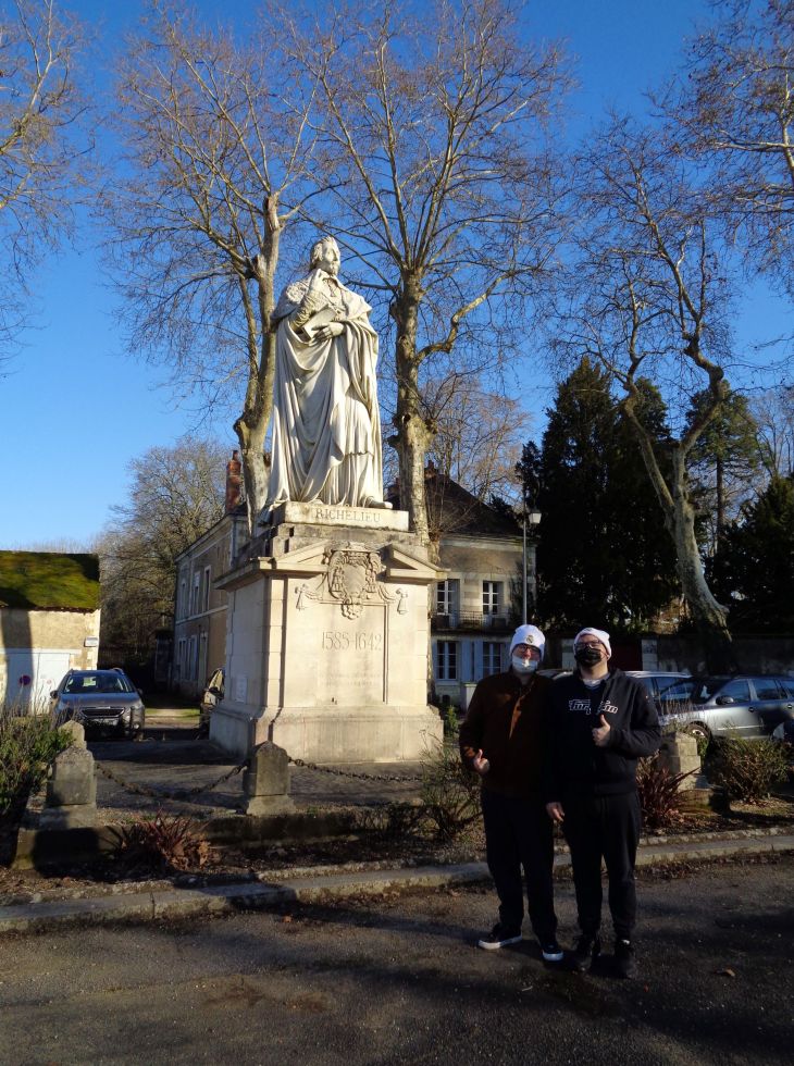 Richelieu Place du Cardinal statue Richelieu RF et NF feb22