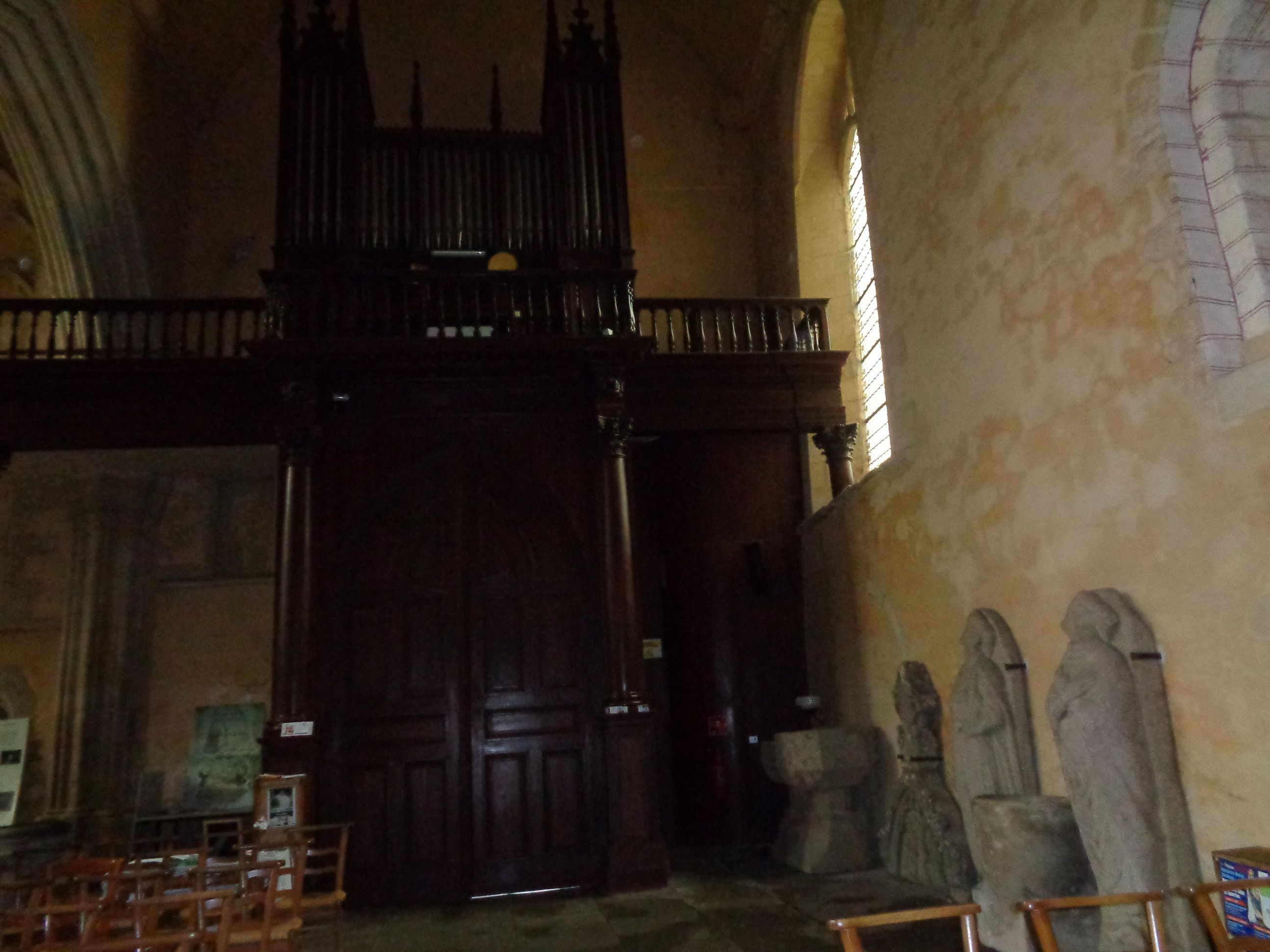 Saint Meen le Grand Abbey Saint Meen organ et statues feb24