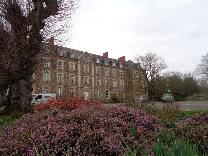 Saint Meen le Grand Sisters Congregation Immaculate Conception side right 57 rue louison bobet feb24