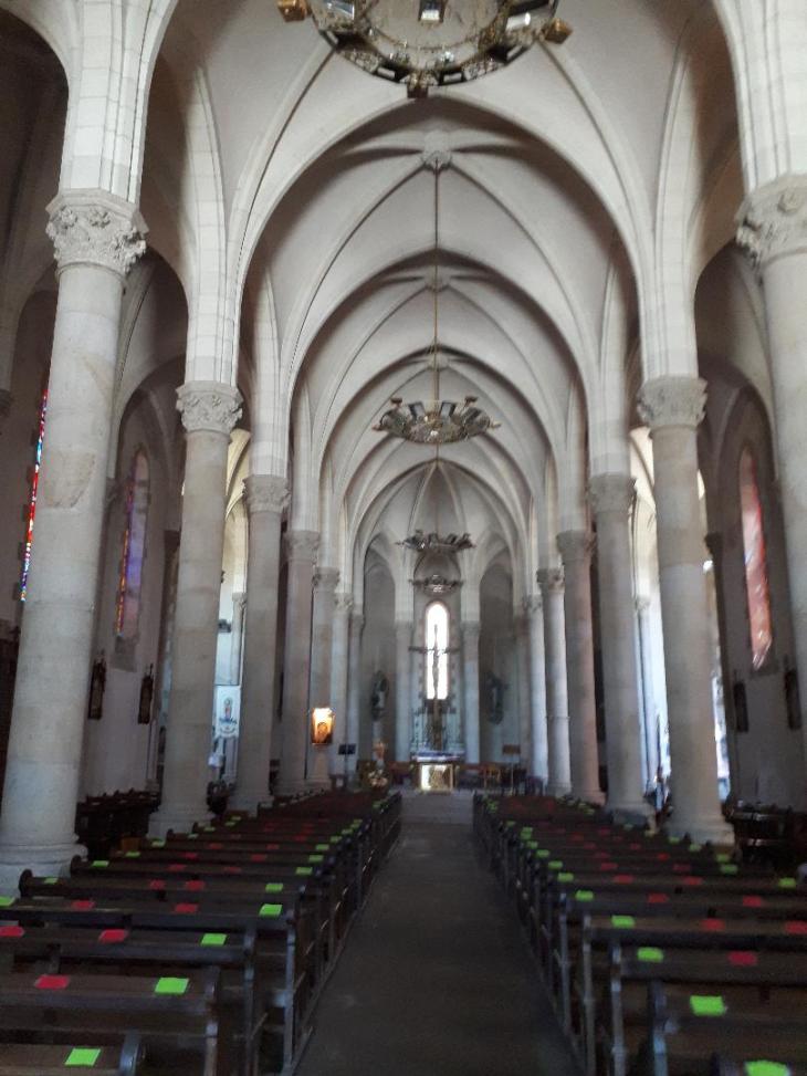 arradon ch st Pierre nave to altar jun21