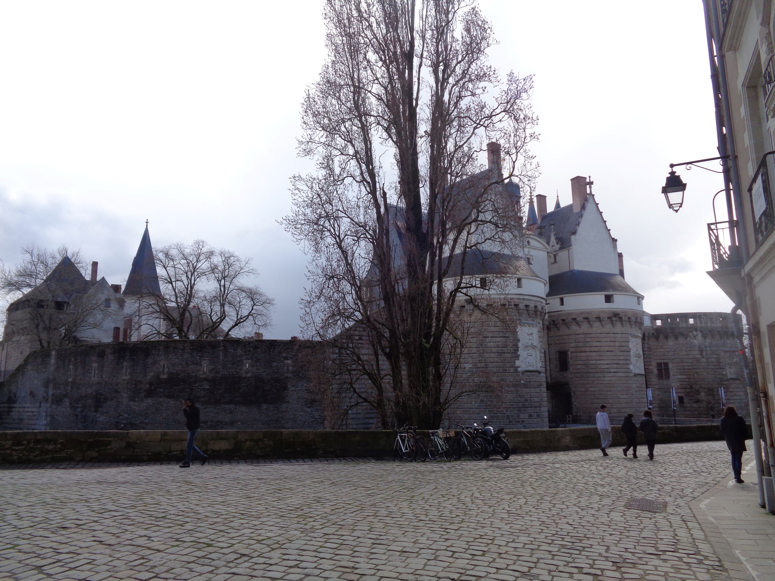 Nantes chateau ducs de bretagne arriving mar24