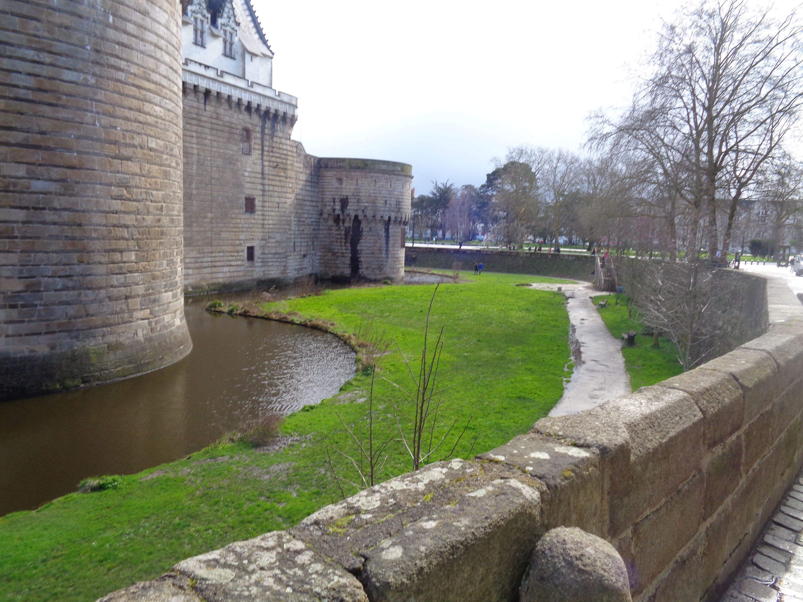 Nantes chateau ducs de bretagne moat to loire mar24