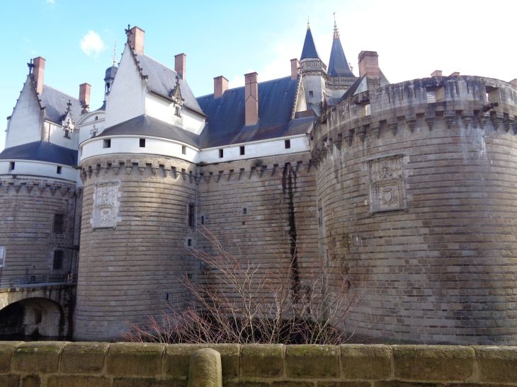 Nantes chateau ducs de bretagne side left mar24