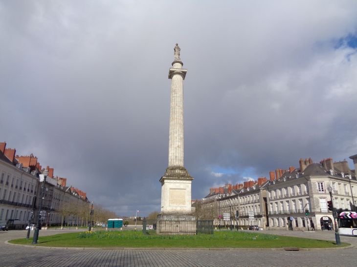 Nantes colonne Louis-XVI pl mar Foch far mar24
