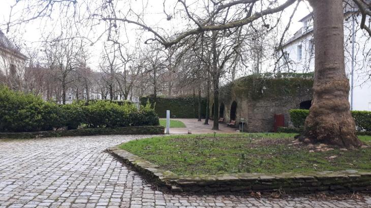 Nantes jardin de la psalette behind cathedral mar24