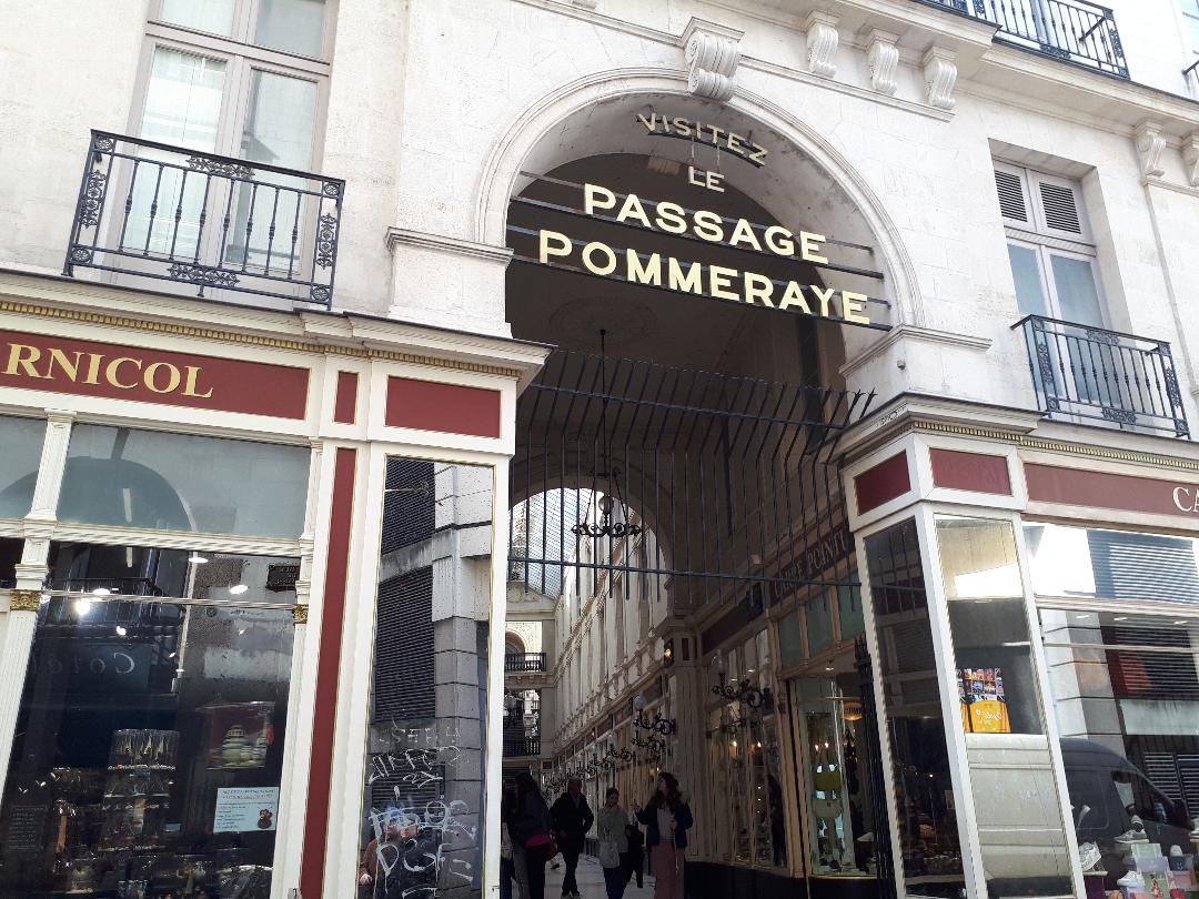 Nantes passage Pommeraye front mar24
