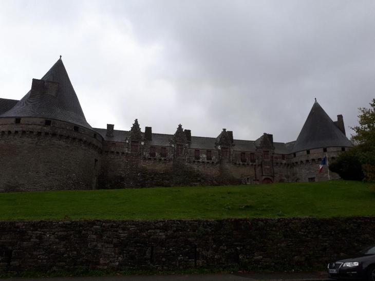 pontivy l aiglon resto facing the castle oct20