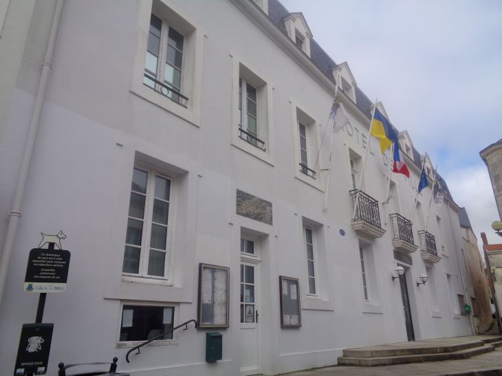 Pornic hotel de ville front mar24