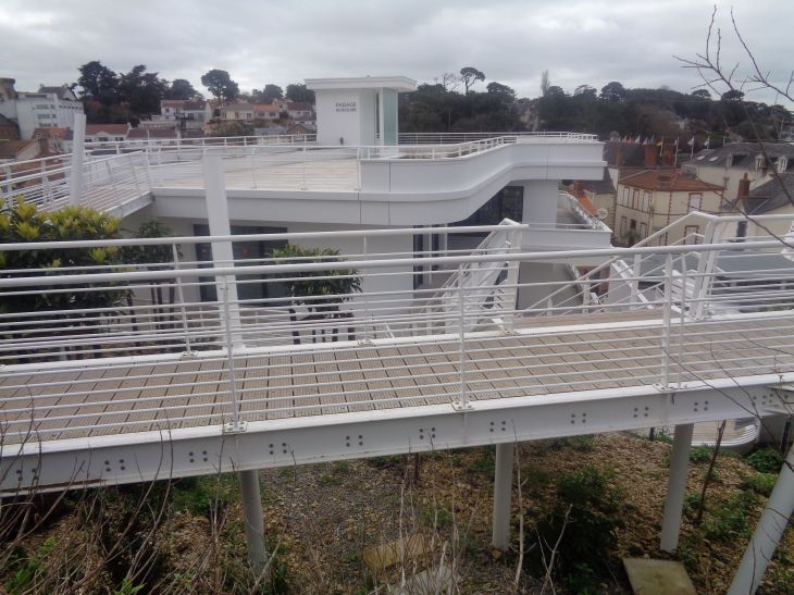 Pornic passage du rocher architecture shops 2 levels mar24