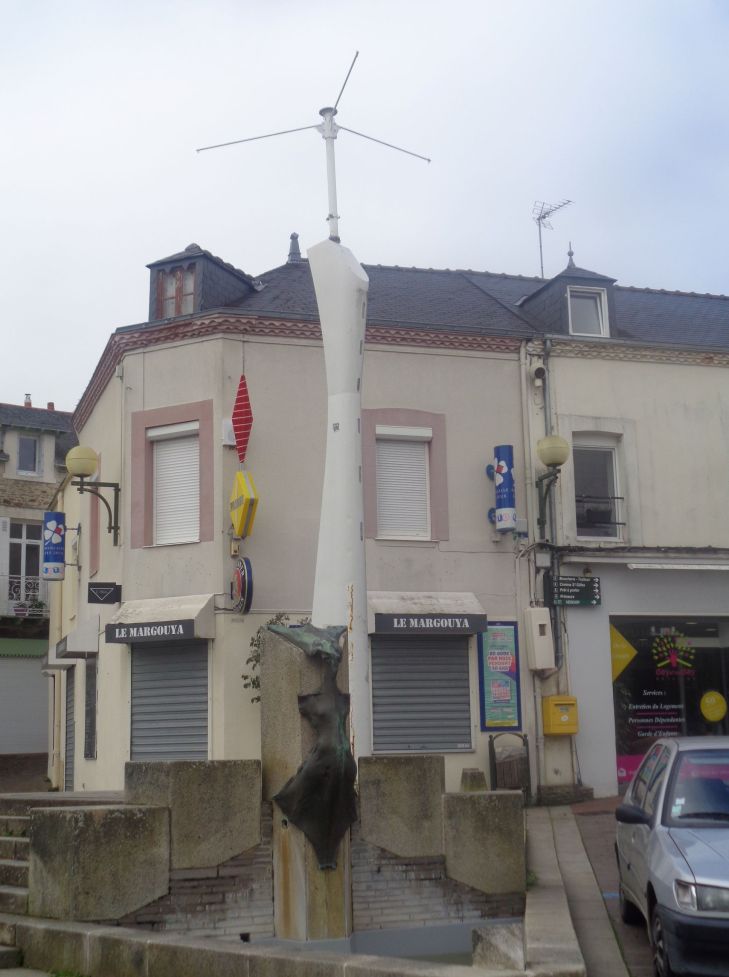 Pornic Place du Marchix fountain seafarer mar24
