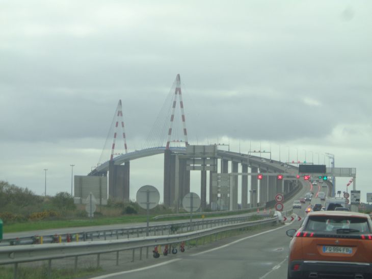 Saint Nazaire Pont de Saint-Nazaire passing mar24