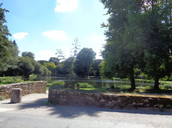 saint-nolff-etang-de-gourvinec-moulin-by-train-track-aug22