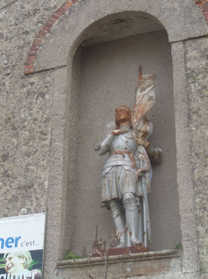 Villeneuve en Retz ch Notre Dame de Bon Port niche jeanne d'arc outside wall mar24