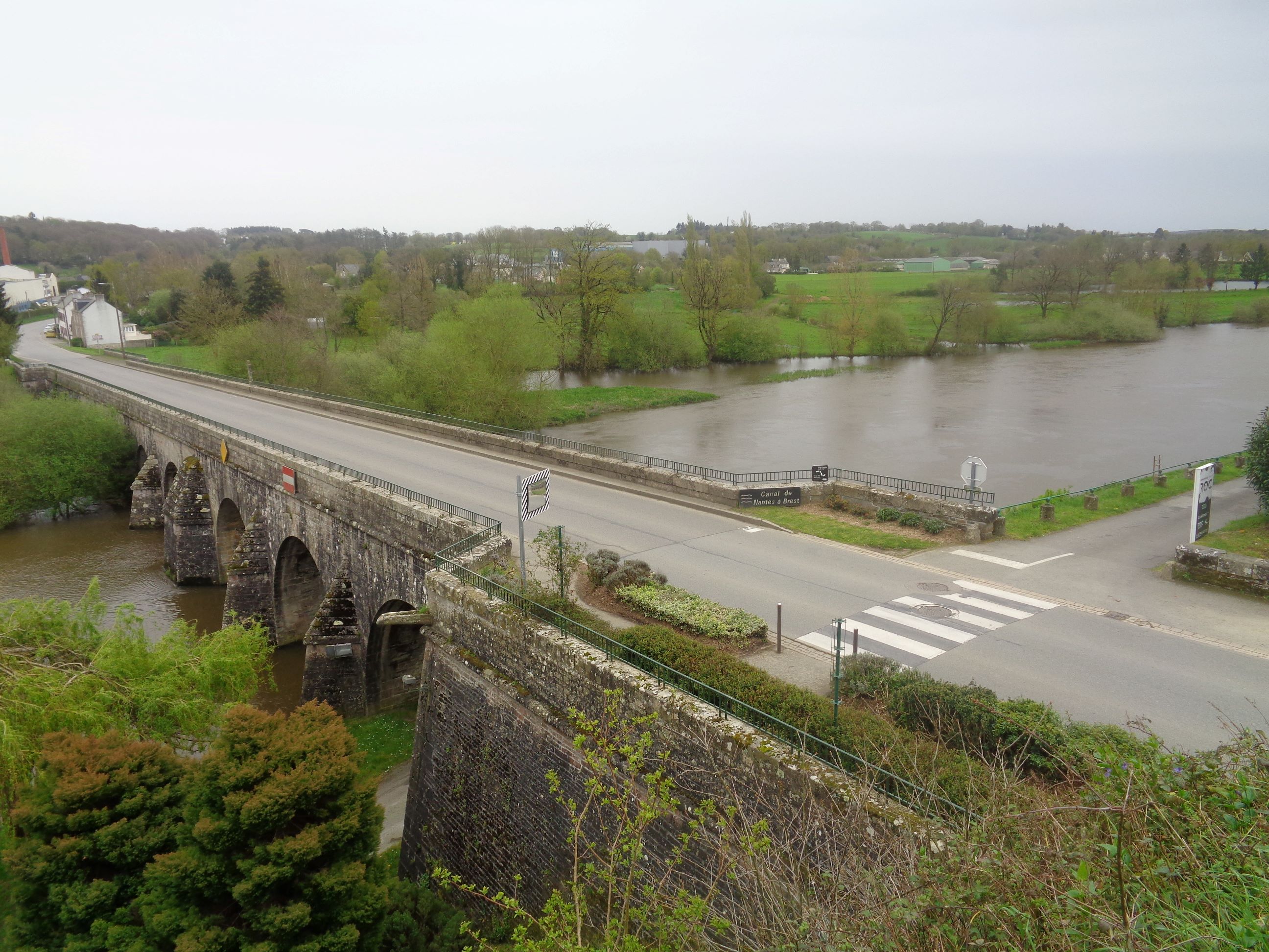 Le Roc Saint Andre canal nantes brest over bridge D766a apr24