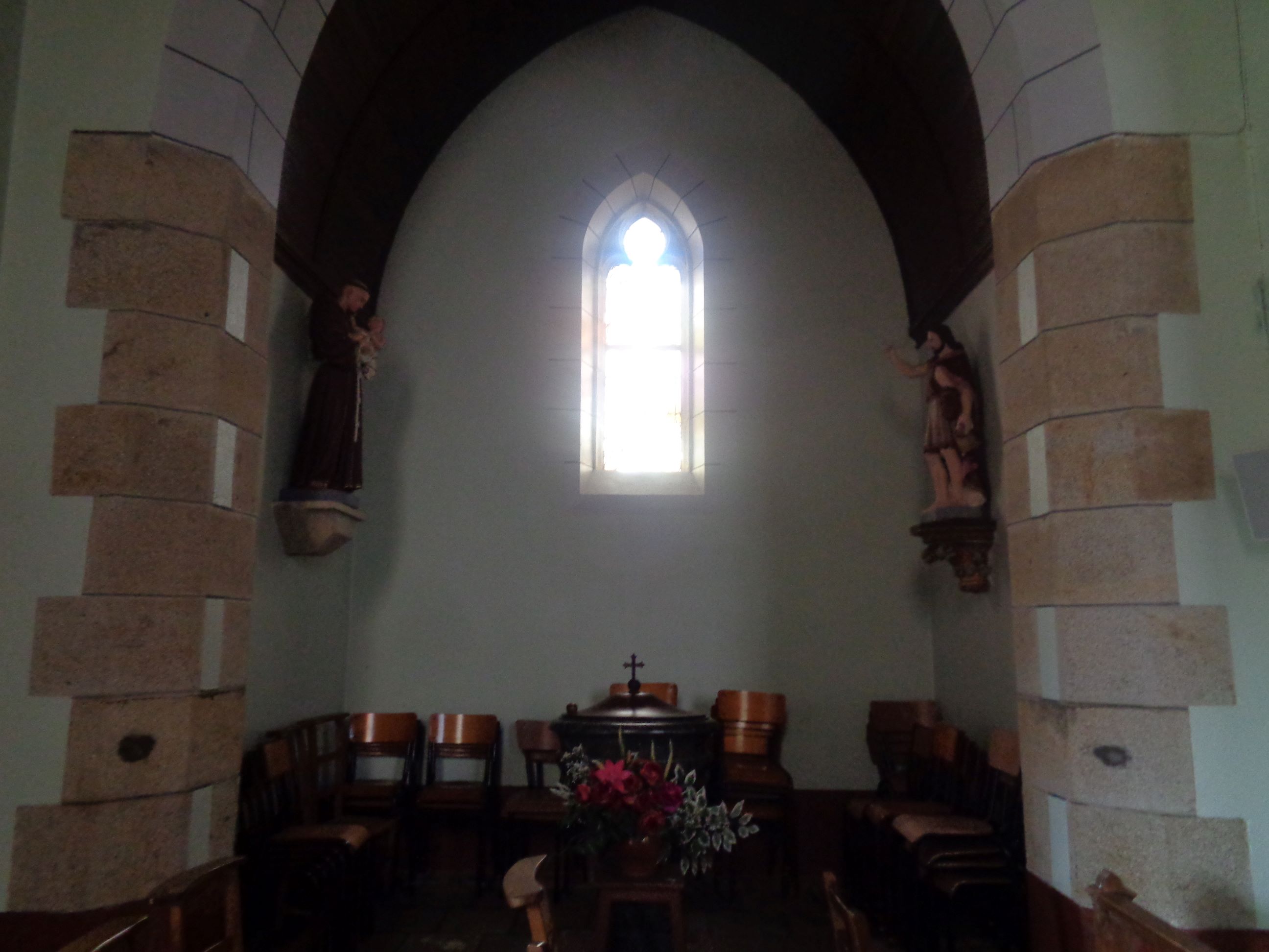 Le Roc Saint Andre ch St Andre baptismal font apr24