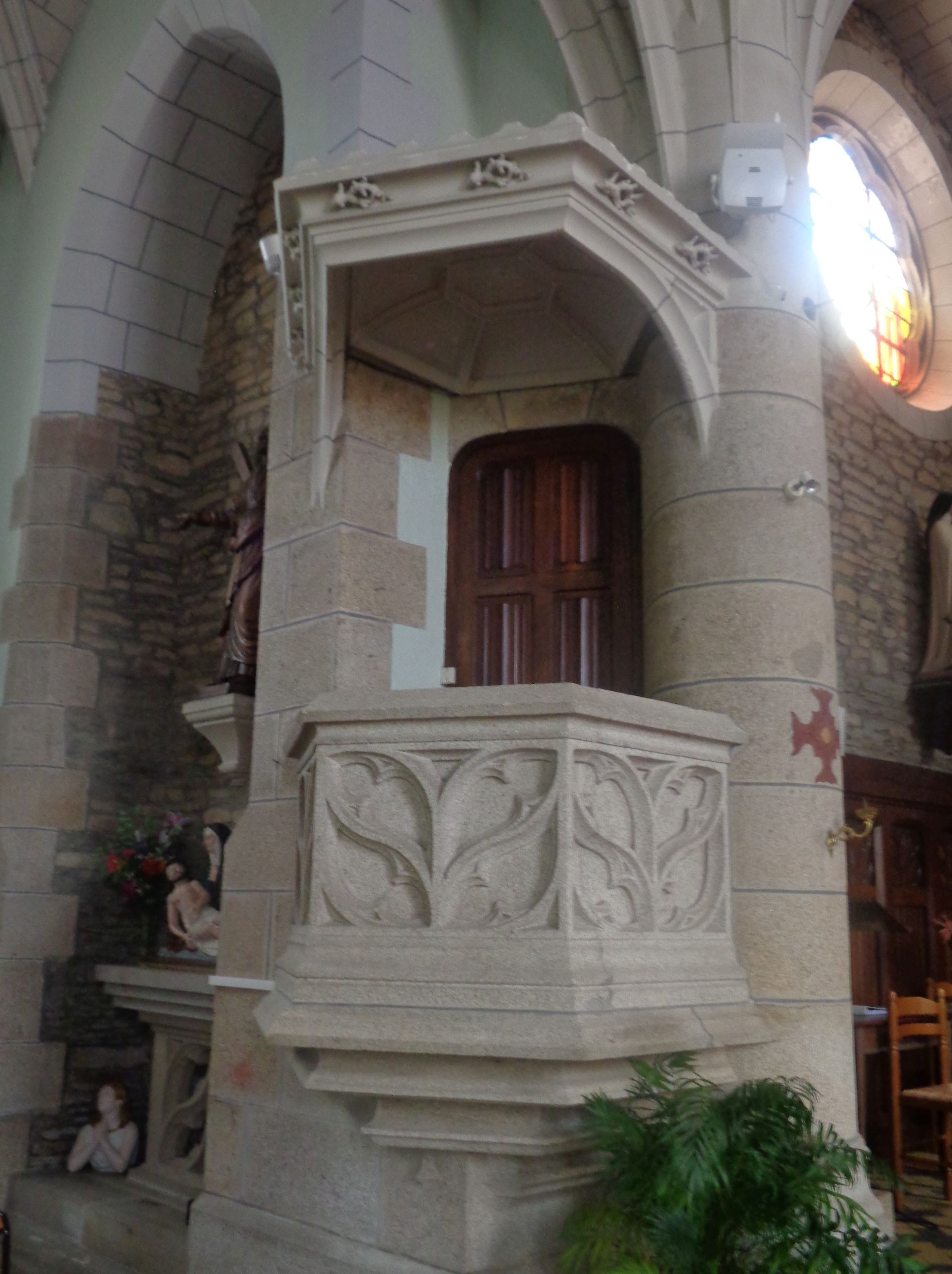 Le Roc Saint Andre ch St Andre pulpit apr24
