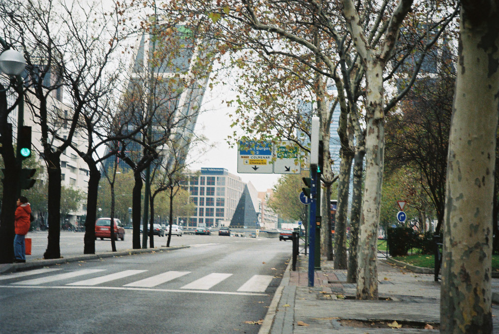 madrid paseo de la castellana to pl de Castilla puerta de europa KIO towers dec08