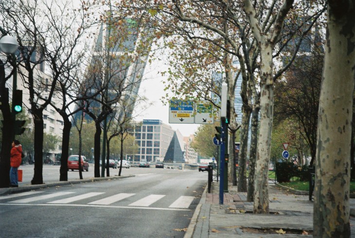 madrid paseo de la castellana to pl de Castilla puerta de europa KIO towers dec08