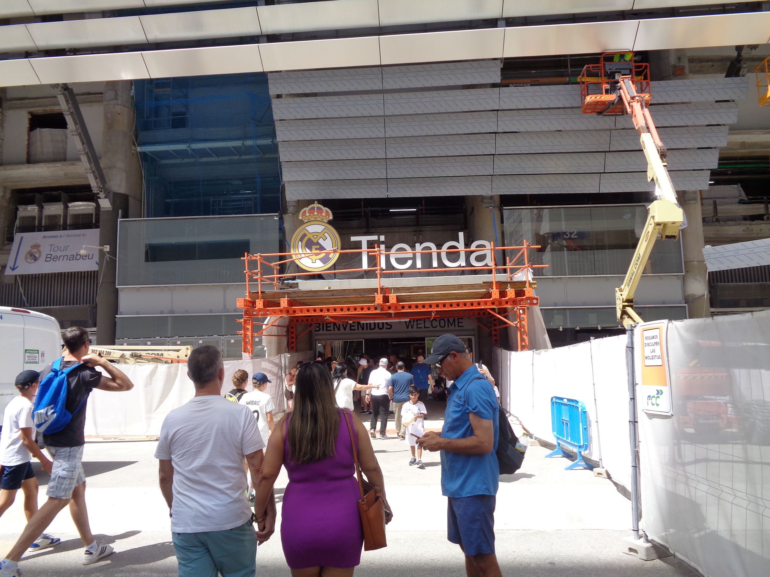 Madrid santiago Bernabeu stadium official store jul23