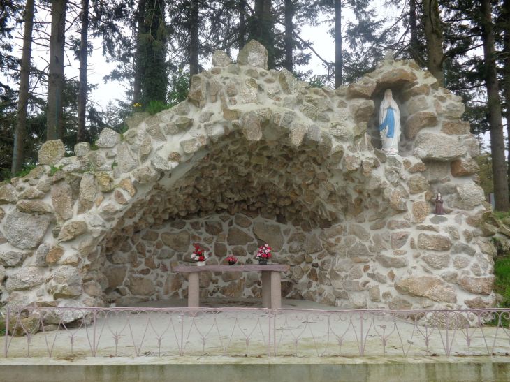 Neant sur Yvel butte St Michel grotto Notre Dame de Lourdes apr24
