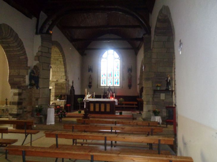 Neant sur Yvel ch St Pierre nave to altar apr24