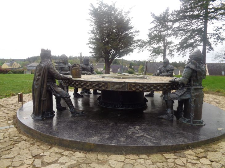 Neant sur Yvel table ronde Roi Arthur, Keu, Gauvain, Perceval et Girflet apr24