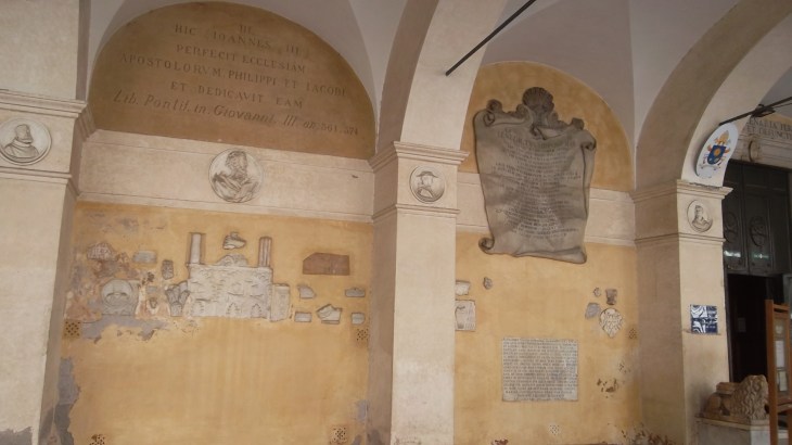 roma church basilica santo apostoli side covered halls aug13
