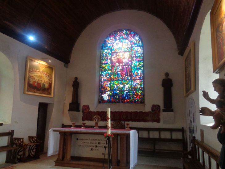 Trehorenteuc ch Sainte Onenne altar représentation du Graal apr24