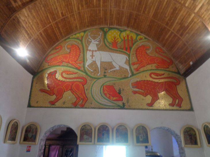 Trehorenteuc ch Sainte Onenne Mosaïque du Cerf blanc or white dear mosaic back wall apr24