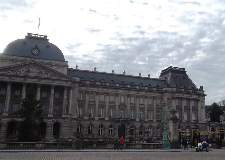 bru-palais-royal-passing-front dec12