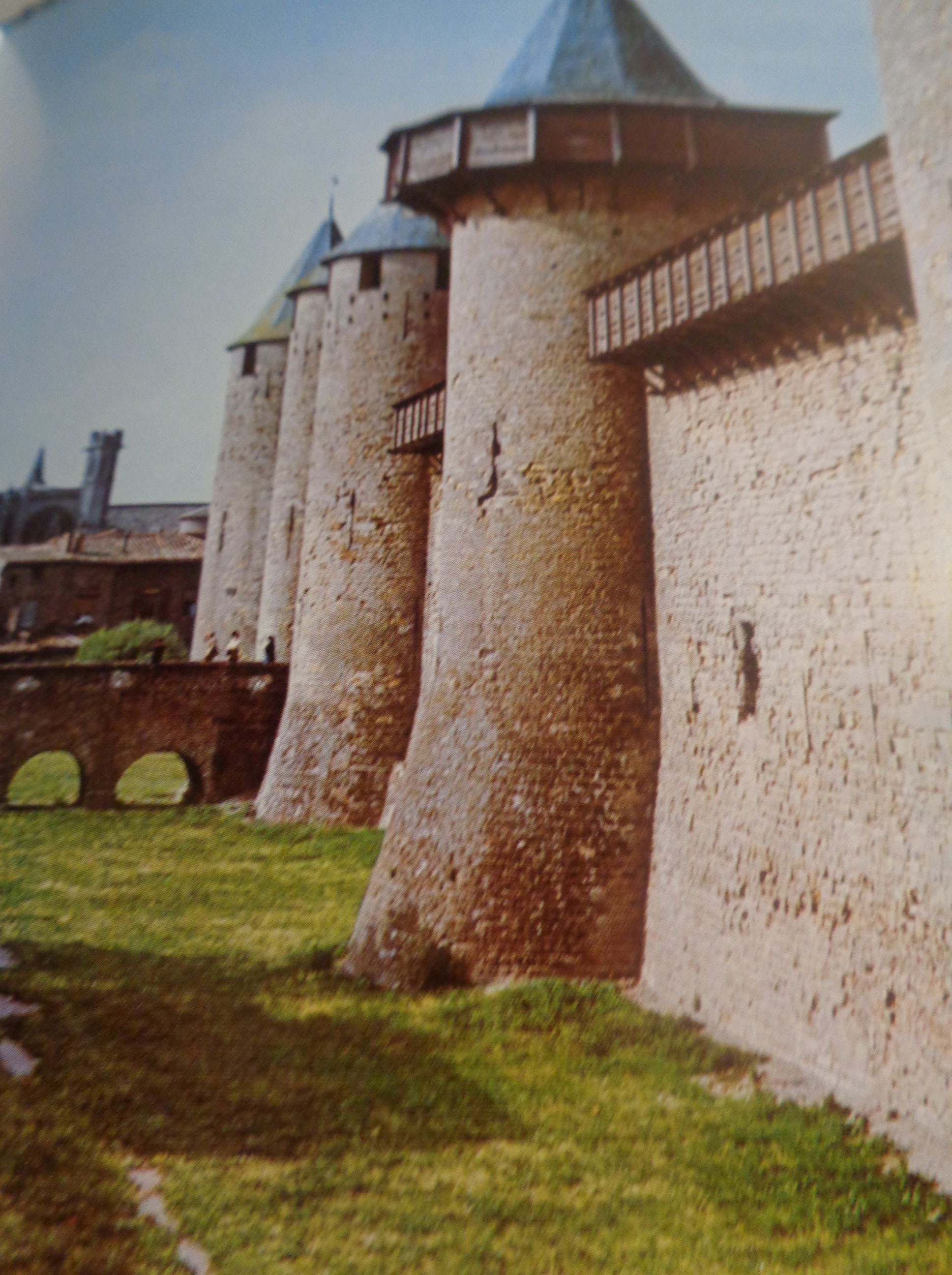 Carcassonne chateau comtal afar cathedrale c2004