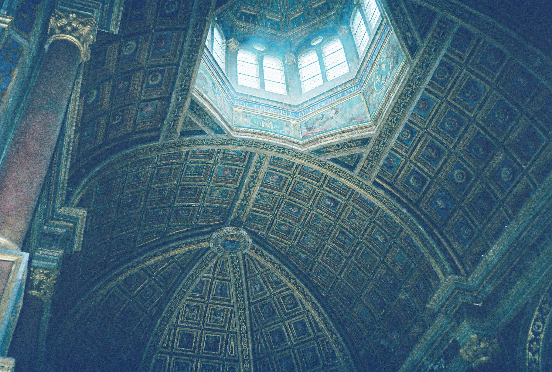 Fontainebleau chapelle Saint Saturnin ceiling mars11