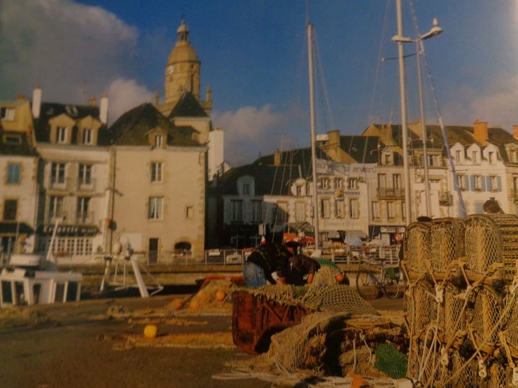 Le Croisic port et church afar c2004