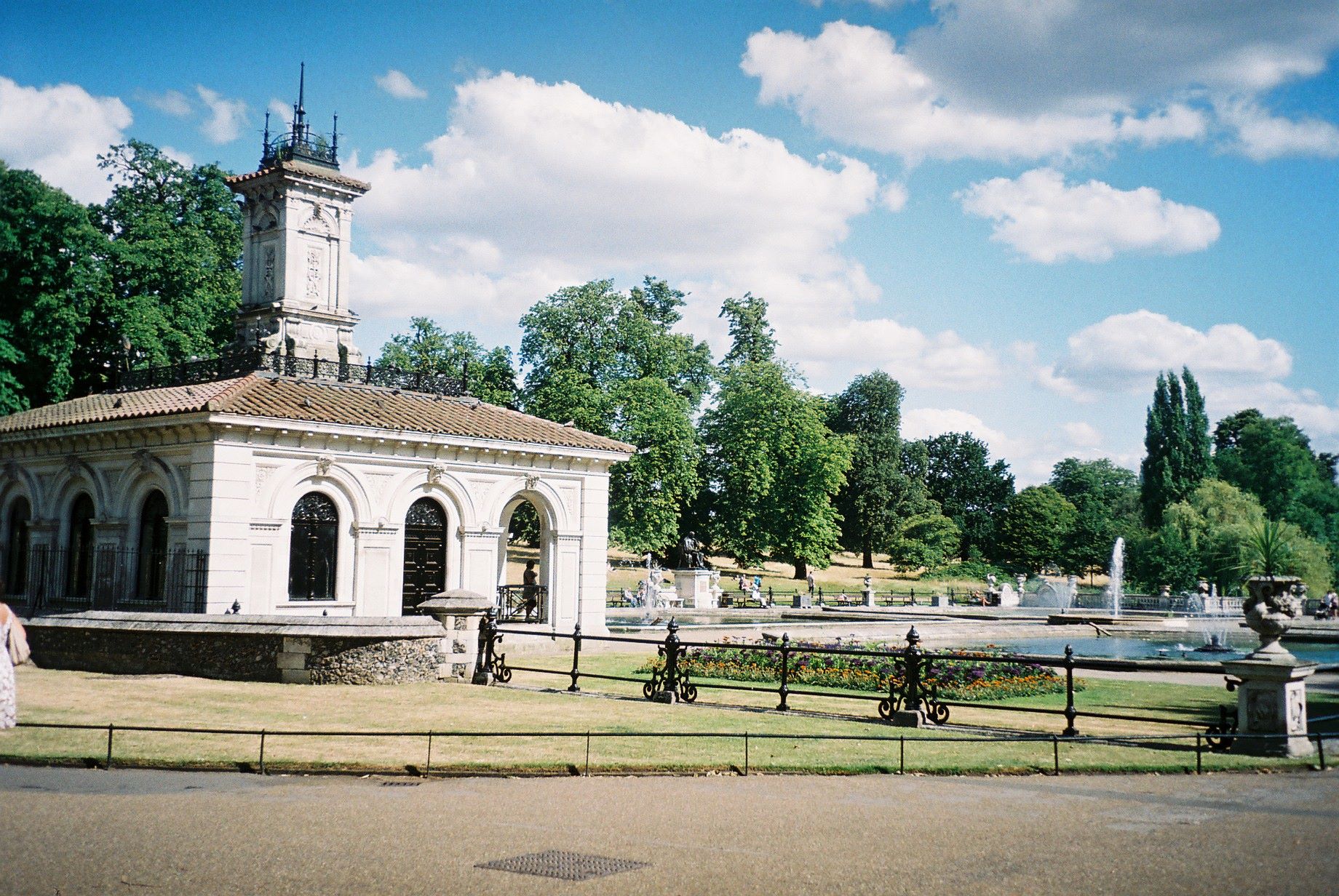 london-kensignton-garden-lancaster-gate-on-lake-jul10