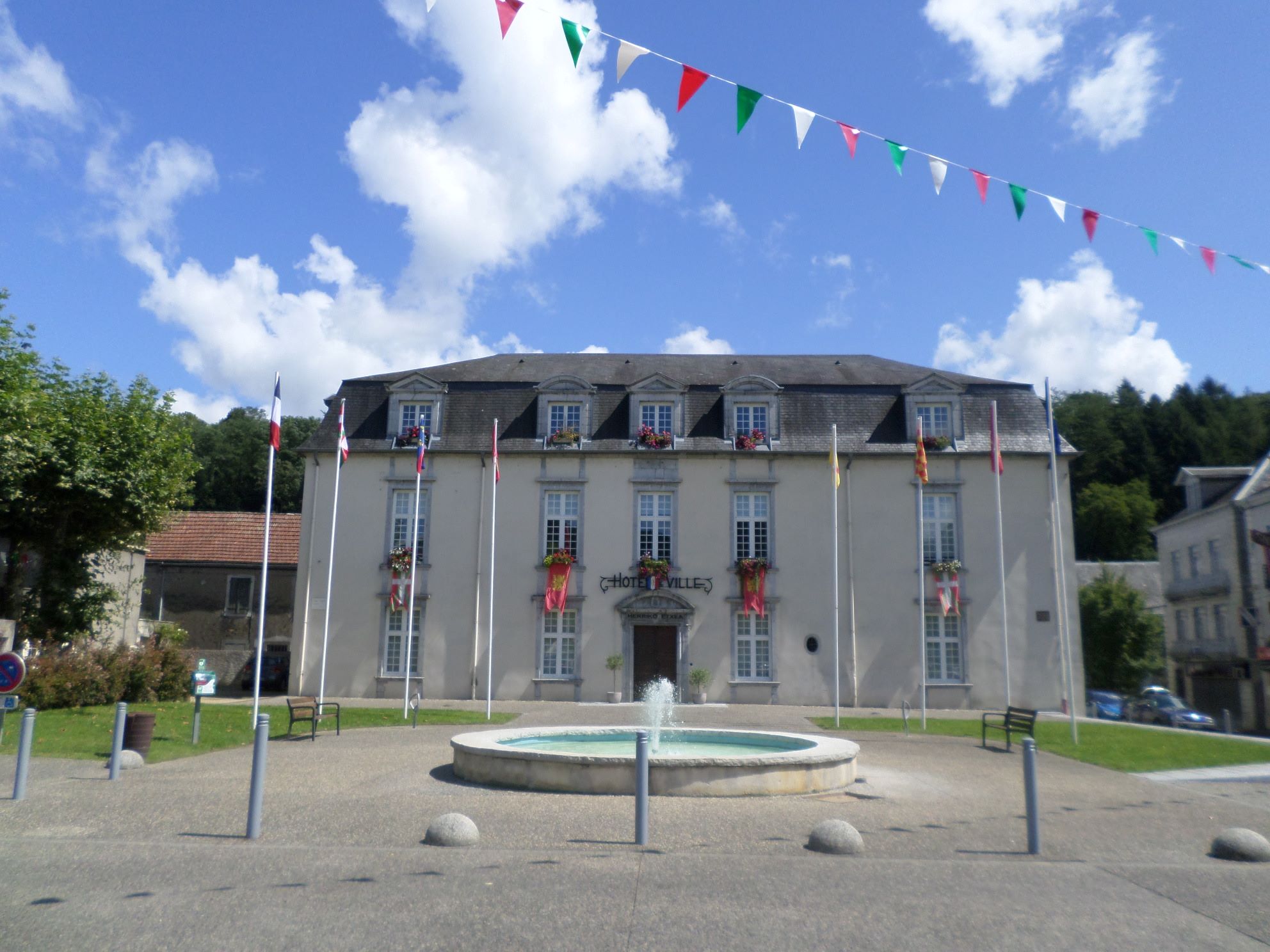 mauleon-lichare-street-hotel-de-ville aug14