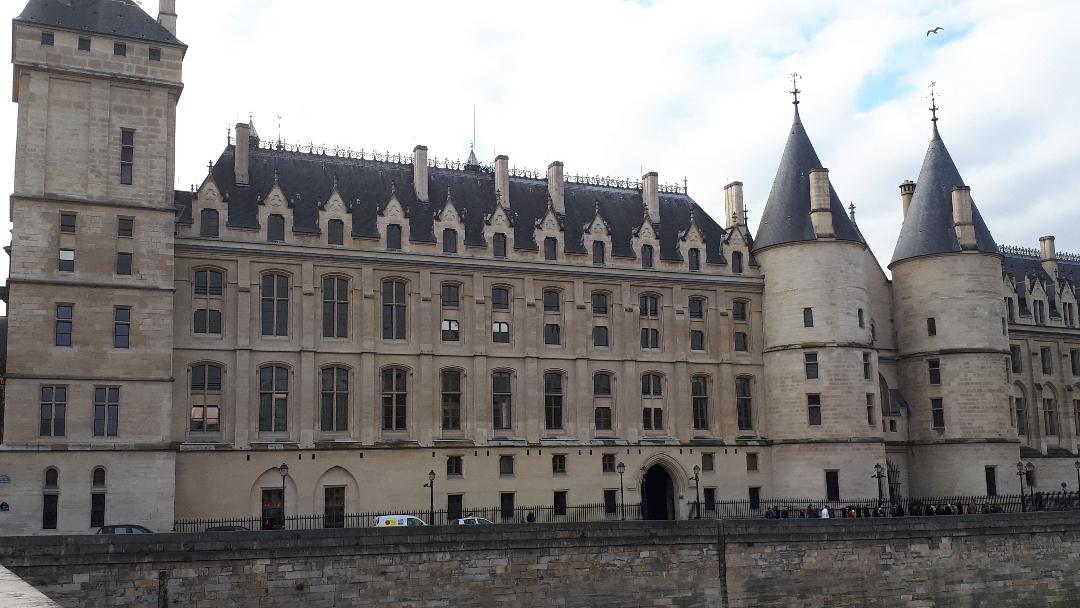 paris-conciergerie-over-the-seine-nov19