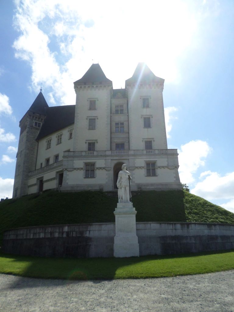 pau-chateau-back-statue-henri-iv-aug14