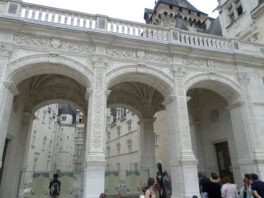 pau-chateau-entrance-arches-aug14