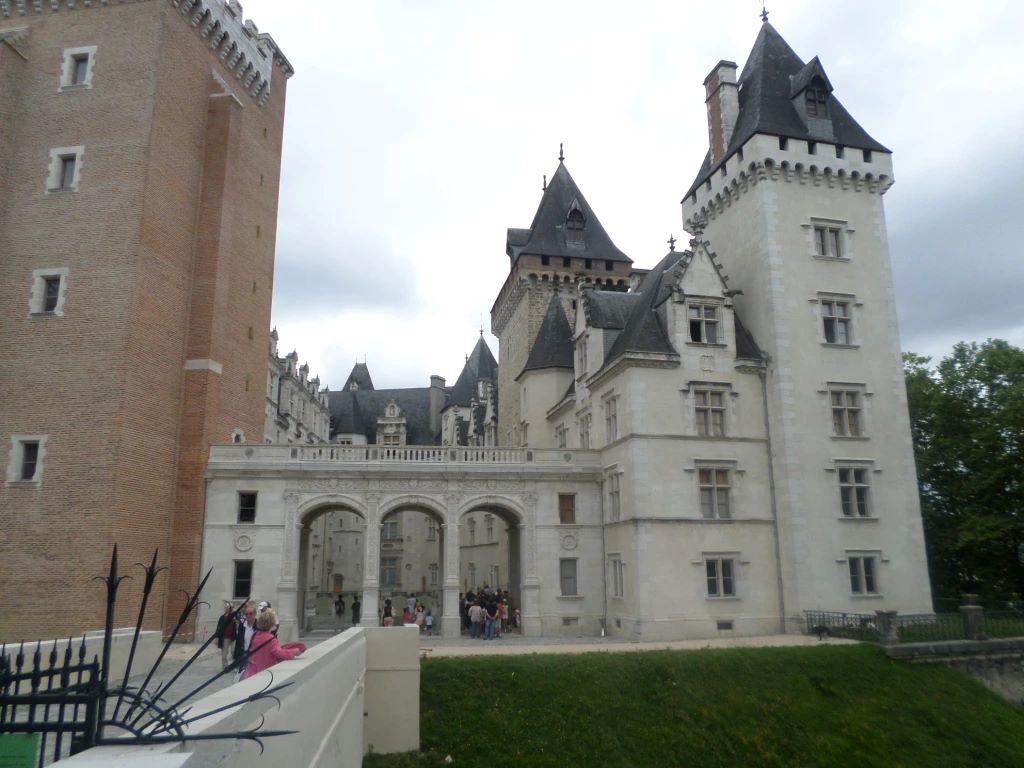 pau-chateau-entrance-closeup-aug14