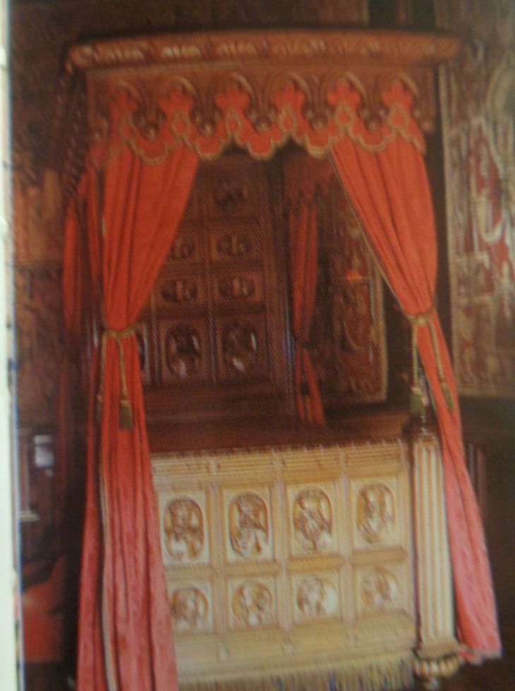 Pau chateau kings bedroom c1999