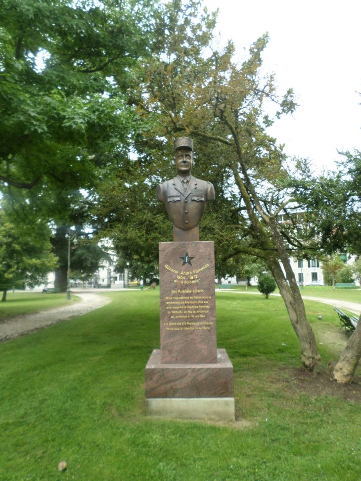 pau parc Lawrence bust gen pommies aug14